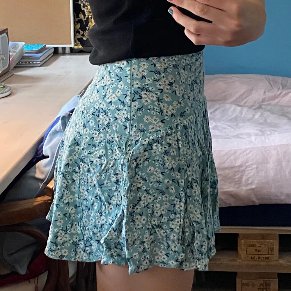 Söt blommig kjol. Inbyggda shorts och dragkedja på sidan. (Varit vikt och därför skrynklig), mycket bra skick ☀️ Skriv för fler bilder eller frågor om plagget 😊. Kjolar.