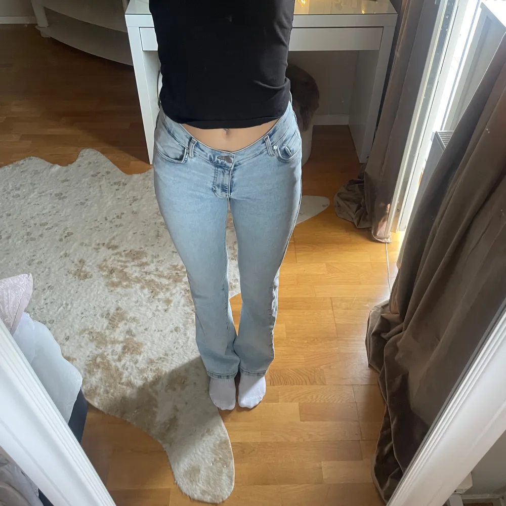 Säljer nu dessa jeans för att de inte kommer till användning. Endast använda ett fåtal gånger. Orginalpris 699kr. Jeans & Byxor.