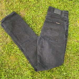 Nudie jeans - Säljer dessa riktigt feta och grischiga jeansen från nudie fiten är skinny💯💯skick 10/10 storlek 33/34👍👍kolla in kontot för bra deals👍