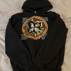 kiss hoodie - bra skick. 