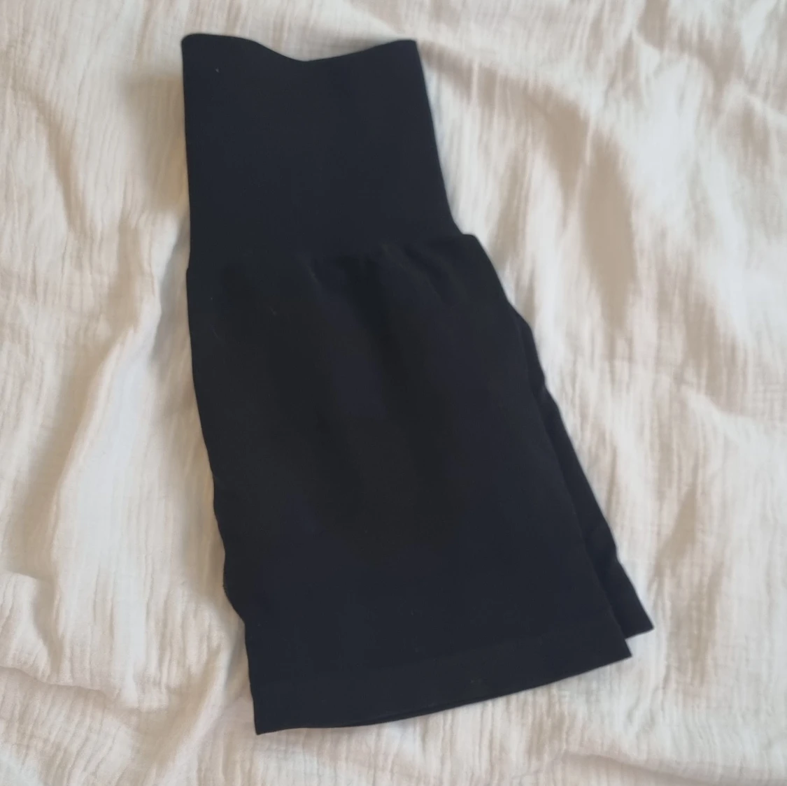 Svarta högmidjade shorts  - 90