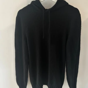 Stickad hoodie - Tja säljer nu min stickade hoodie ifrån Dressman🔥 Hoodien är i storlek M och är i väldigt bra skick. Hör av er vid frågor eller funderingar🤩