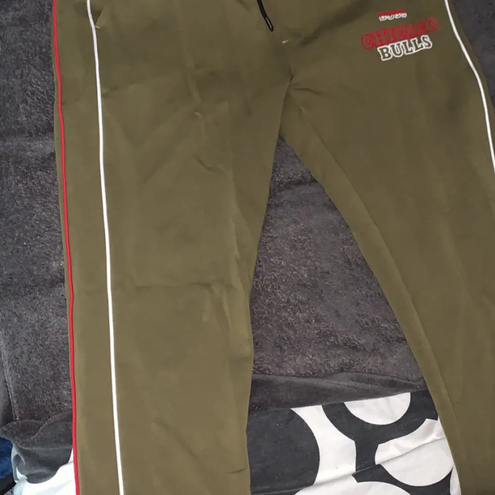 Storlek S, köpt i Hugo Boss Mall of Scandinavia för 3599kr, material o passformen är 10/10. Hoodies.