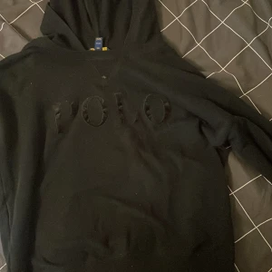 Ralph Lauren tröja  - En svart hoodie ifrån Ralph lauren som är köpt på sellpy
