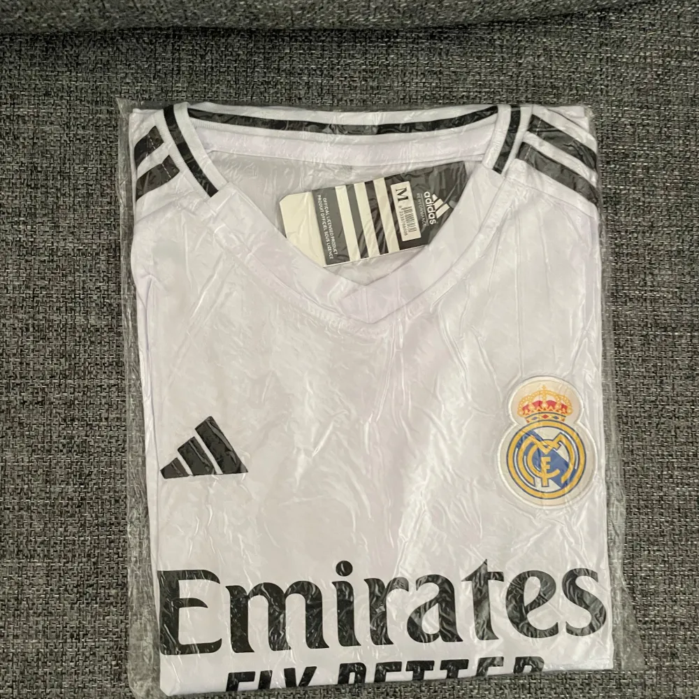 Vi har 9 st real Madrid 2024/25 hemma kit i storlekarna S-L. T-shirts.