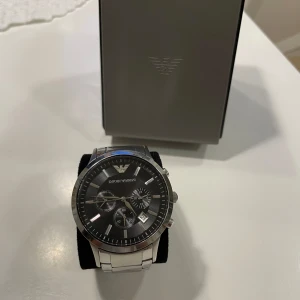 Armani klocka  - Säljer nu denna otroligt snygga Armani klockan i otroligt skick 🤩🤩  Extra länkar och box följer med.  Köpt på Urpenn för 2900kr  Skriv för frågor eller fler bilder!  Priset är fast då klockan är privat och inte köpt med företaget! 💭☀️🌊