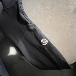 Moncler tröja barn  - Moncler tröja köpt på monclers hemsida ny pris 3000 kr