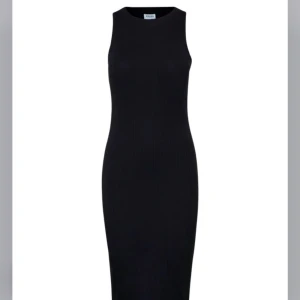 Lång ribbad tajt klänning  - Lång ribbad, kroppad svart klänning från Vero Moda. Storlek xs 