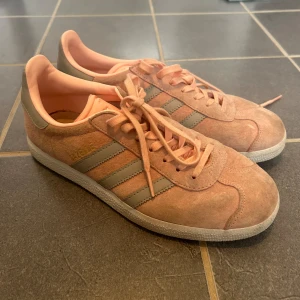 Rosa Gazelle - Rosa Gazelle med grå detaljer, storlek 38! Använda men fortfarande väldigt bra skick!