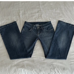 Lågmidjade jeans  - Säljer mina Lågmidjade/bootcut jeans då de är för korta på mig, midjan är 68 och innerbenen är 78💕