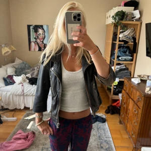 Kortärmad skinnjacka  - Så snygg kortärmad skinnjacka, passar xs - s