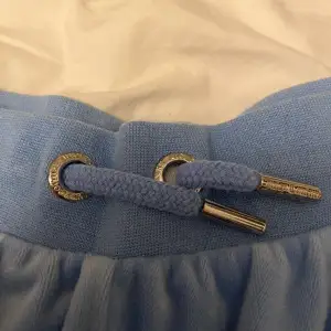 Blåa juicy couture shorts. har mer bevis på att dom är äkta. knappt använda. orginal pris 449kr