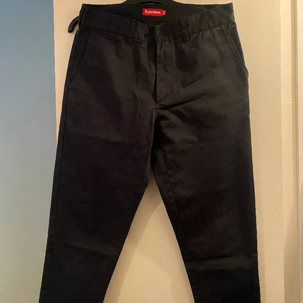 Ett par svarta byxor från Supreme till herr i fin kvalité, storlek 32 i midjan. . Jeans & Byxor.