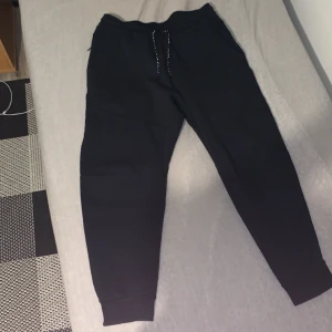 Nike Tech Fleece byxor - Byxorna är sparsamt använda, inga skador på plagget. Storlek L men passar även M. Priset kan diskuteras vid snabb affär