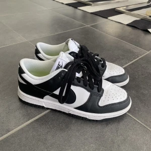 Nike panda dunk low  - Säljer mina Nike panda dunk low (självklart äkta) Jättefint skick då jag precis köpt dom.  Nypris 1400kr