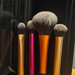 Real techniques borstar - 4 st real techniques borstar. Bra skick, tvättas en extra gång innan de postas!❤️ Säljs endast tillsammans! pris är för alla, 100 kr ~ 25/st