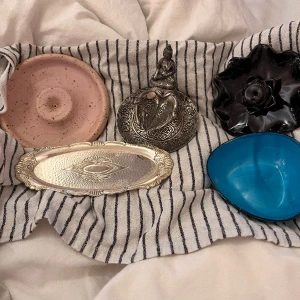 Kristaller, incense osv. - Säljer massa kristaller från alla möjliga ställen, incense och flera stycken incense hållare/kristall hållare! 