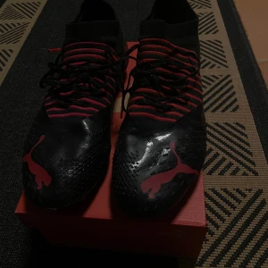 Puma fotbollsskor stl 45,5 - Puma Future Batman limited edition, lite använda men fortfarande gott skick. Säljer då jag växt ur dem.  Stl 45,5 köptes på unisport för 1200 kr Pris: 400 kr