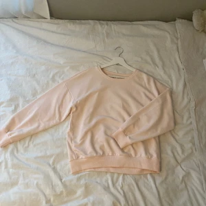 Sweatshirts  - Säljer dessa tre sweatshirts i lila och rosa. Sälj i paket för 120kr eller styckpris 50kr🥰  Ljusrosa: Only, strl S, orginalpris: 199💕 Lila: Ginatricot, strl Xs, orginalpris: 249💜 Rosa: Lager 157, strl xs/s, orginalpris: 150💕 