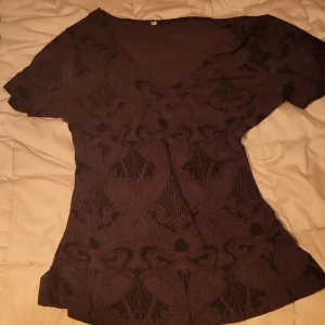 Topp - Brun och svart mönstrad top med fin urrigning