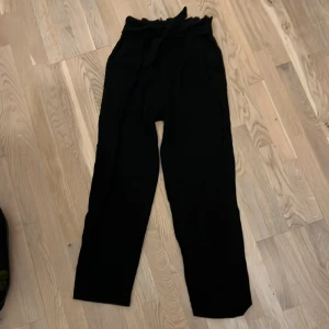 Fina kostymbyxor  - Fina kostymbyxor i ankellängd från hm i strl 34❣️ Fin knytdetalj framtill🥰