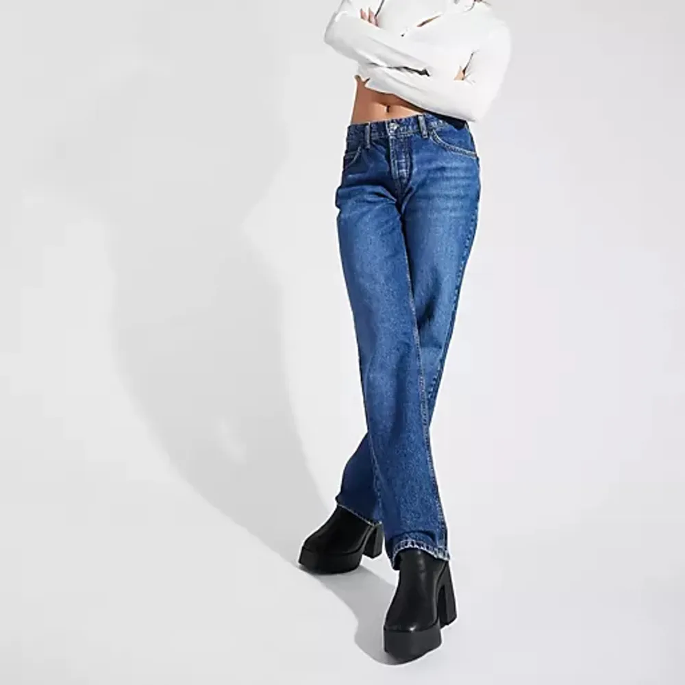 Mörkblå jeans ifrån asos, lägre midja och raka i benen. Köpta på plocka för ett tag sedan men har knappt kommit till användning. Har även fler liknande annonser💕. Jeans & Byxor.