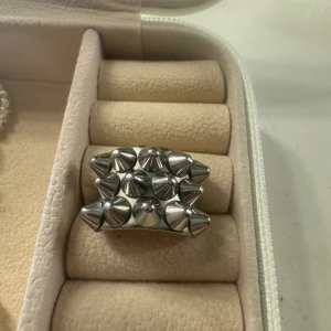 Edblad ring - Använst skick, köptes i somras men kommer ej till använding. storlek S  Peak Ring Steel