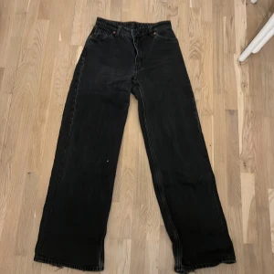 Midwaist jeans från monki - Jeans från monki med medelhögmidja. Något urtvättade i färg samt lite trasig nedtill (se bild 3). I övrigt bra skick och fina🩷