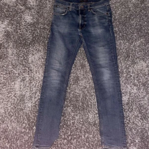 Nudie jeans - Nudie lean Dean i färgen blå. Storleken är 30/32. Perfekt skick förutom att det finns ett hål i vänster ficka, men det går att lagas för ett billigt pris. Nypris är ca 1699kr, men nu 399 kr