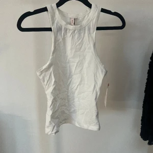 Tanktop  - Helt ny, returnerade inte då det blev en sminkfläk på insidan