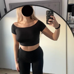 Offshoulder topp - Croppad offshoulder topp. stretchig 