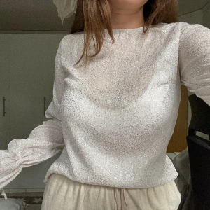 Glittrig topp - Superfin, köpt second hand men har själv aldrig använt💕inga skador/fläckar eller så. Är 34 men skulle säga att den är 36, passar mig som vanligtvis har 36/38🥰