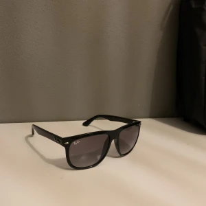 Rayban Boyfriend - Grymt snygga Rayban boyfriends i strl 56 vilket motsvarar M.  Helt perfekta till våren och sommaren☀️☀️☀️ Säljs för endast 850!