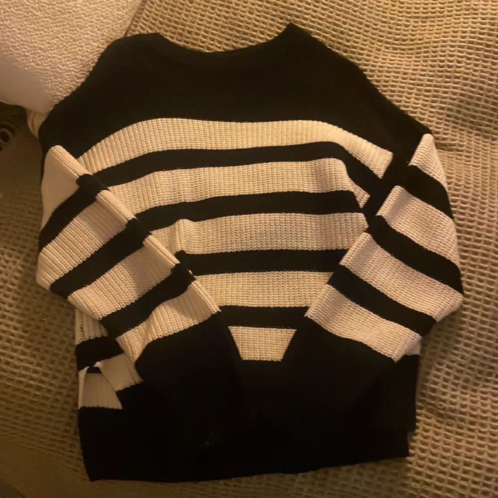 Jättefin tröja från Gina Tricot, knappt använd och säljer därför! Den har en slits på båda sidor längst ner (se bild 3) 😊. Tröjor & Koftor.