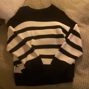 Jättefin tröja från Gina Tricot, knappt använd och säljer därför! Den har en slits på båda sidor längst ner (se bild 3) 😊