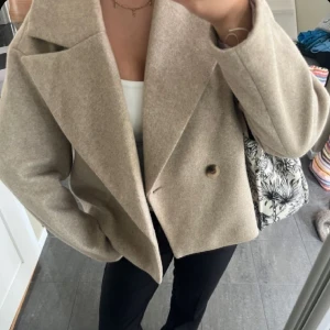 Vero Moda kort kappa - Kort Kappa från Vero Moda använd få gånger och i mycket fint skick.🤍Den är i stl M men passar mig jättebra som egentligen har stl S.