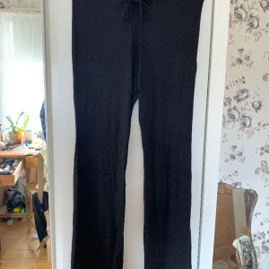 Leggings - Leggings med knytdetalj från Bershka. Mjuka och mysiga med vida ben