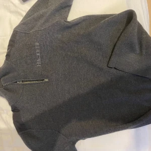 Hacket half zip - En riktigt snygg half zip ny pris 1100 säljs för den är för liten. Priset är inte hugget i sten