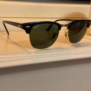Ray-ban clubmaster  - Ray-Ban clubmaster solglasögon i storlek Small. De är i bra skick 