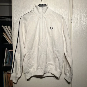 Fred Perry Zip Up - Storlek M, använda någon enstaka gång. Cond 9/10 Har tre stycken i olika färger som kan bytas mot något annat plagg/skor.