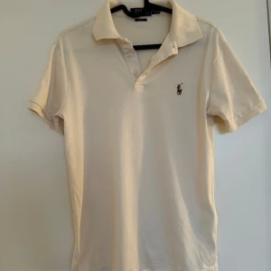 Ralph Lauren Piké  - Pikétröja från Ralph Lauren som endast använts ett fåtal gånger. Säljs då de blivit för liten för mannen.  Storleken är S ”slim fit” men väldigt små i storlekarna.  Säljs för 350kr.  Ord pris: 1199kr
