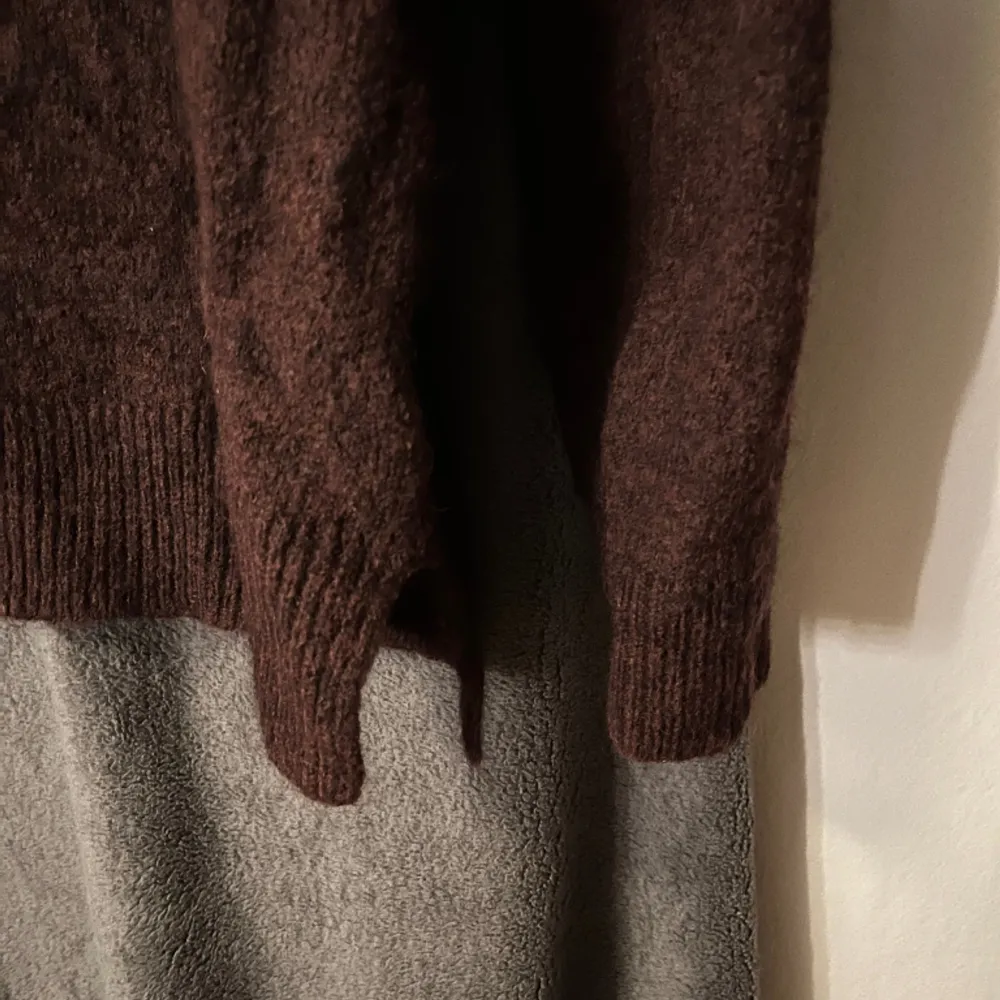 Mörk lilla stickad tröja!🤍 är storlek L på lappen men skulle säga att man kan ha den om man är en M/S🤍. Stickat.