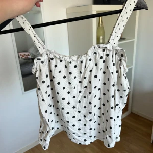 Prickigt linne - Super gullig topp från Zara. Köpt på barnavdelningen men passar en xs/s🥰