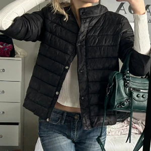 Trekvartsärmad jacka  - Svart Trekvartsärmad jacka från amisu, storlek 36 men skulle säga att den passar xs-m, för referens brukar jag ha xs. Inga defekter förutom att det saknas en knapp längst ner, går att fixa.Vill du köpa trycker du på köp nu, jag postar inom 24h