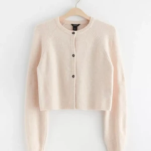 Kofta - säljer en super söt kofta då den inte riktigt kommer till användning!! 💘 använd fåtal gånger, bra skick!! Den är i storlek L men passar mig perfekt lite oversized som brukar ha xs - s!💘💘