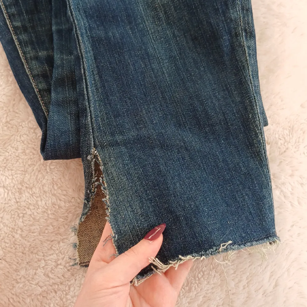 Lågmidjade jeans med fina detaljer som jag köpte för inte så länge sen, tyckte att dem var jättefina men passar mig inte så bra💔 säljer därför vidare 😊 Allt i bra skick!. Jeans & Byxor.