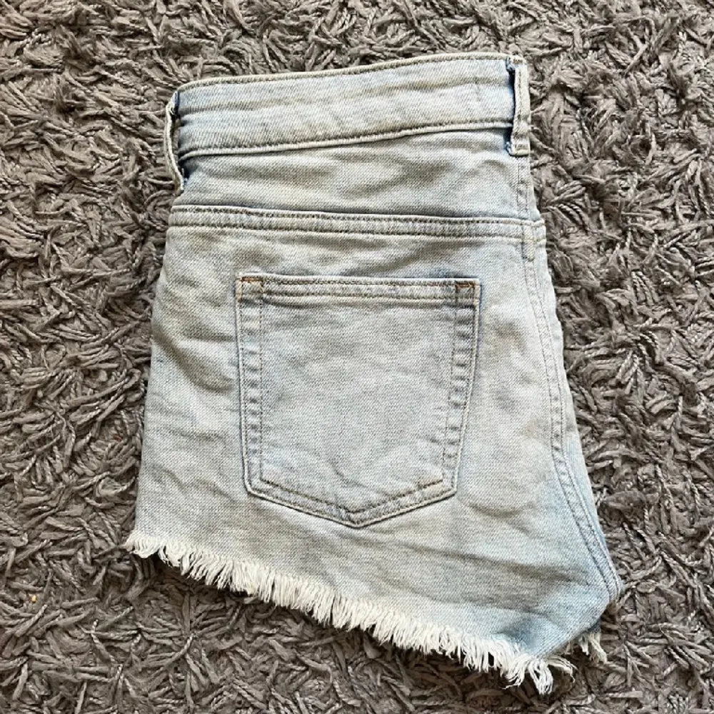Low waist jeansshorts i storlek 32, passar även 34.  Säljer för 120 kr, kan hämtas i Kalmar eller skickas mot fraktkostnad.. Shorts.