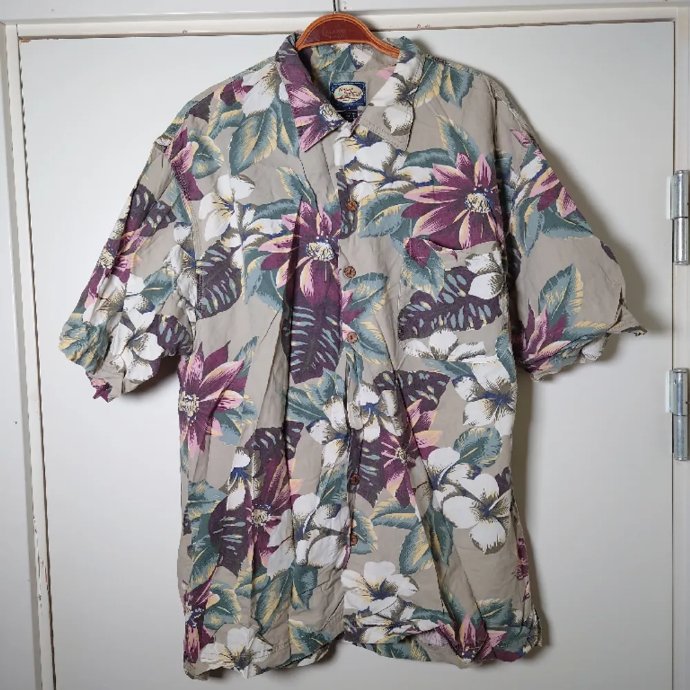 Vintage hawaii-skjorta med träknappar🌿. Skjortor.