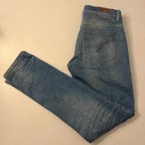 Tja, Säljer ett par Dondup jeans i modellen George, i princip nyskick. Använda max 2 gånger. Riktigt skön färg nu inför våren. Storlek 30, nypris runt 3 tusen. Hör av er vid frågor.