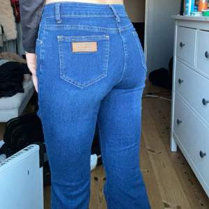  Låg jeans vet ej vad det är för märke kan kolla upp det om någon är intresserad  